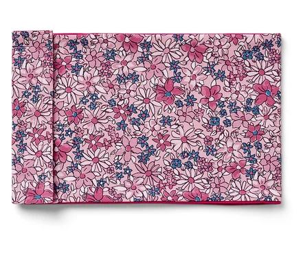 Ein gefaltetes Stoffserviette mit Blumenmuster in Rosa, Weiß und Blau.
