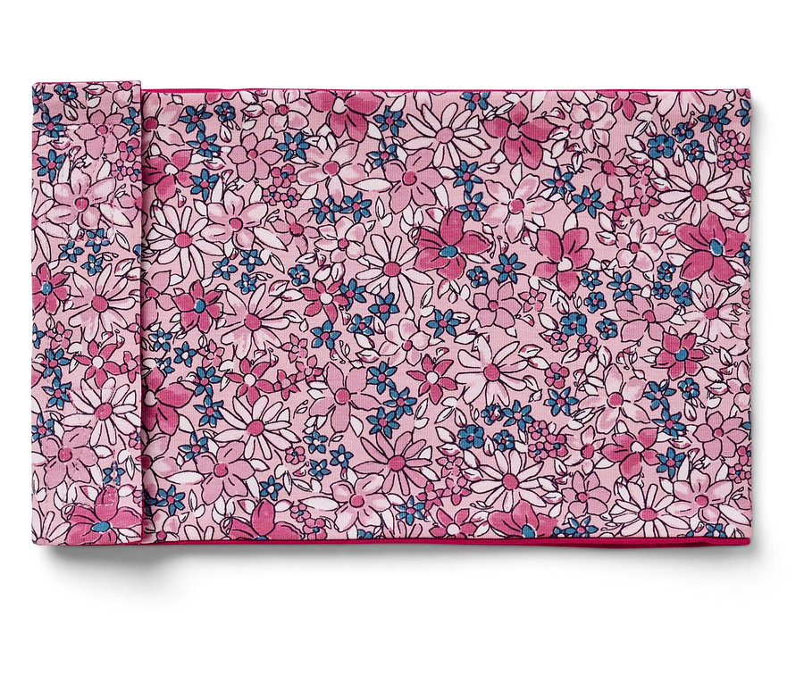 Ein gefaltetes Stoffserviette mit Blumenmuster in Rosa, Weiß und Blau.