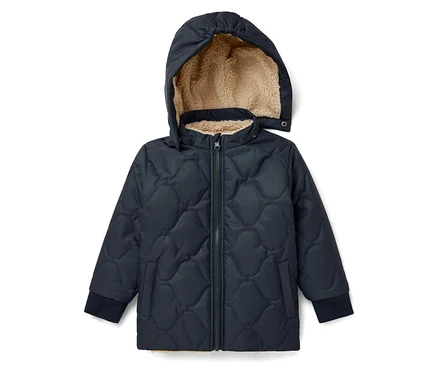 Marineblaue Steppjacke mit Kapuze, die mit Kunstfell gefüttert ist.