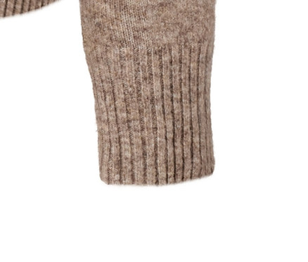 Rückansicht einer braun melierten Strickjacke mit Wolle.