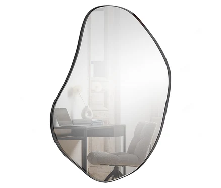 Der Woood Spiegel »Romee«, ca. 70 x 100 cm, spiegelt einen Tisch mit Laptop, Büchern, Vase und einen Stuhl.