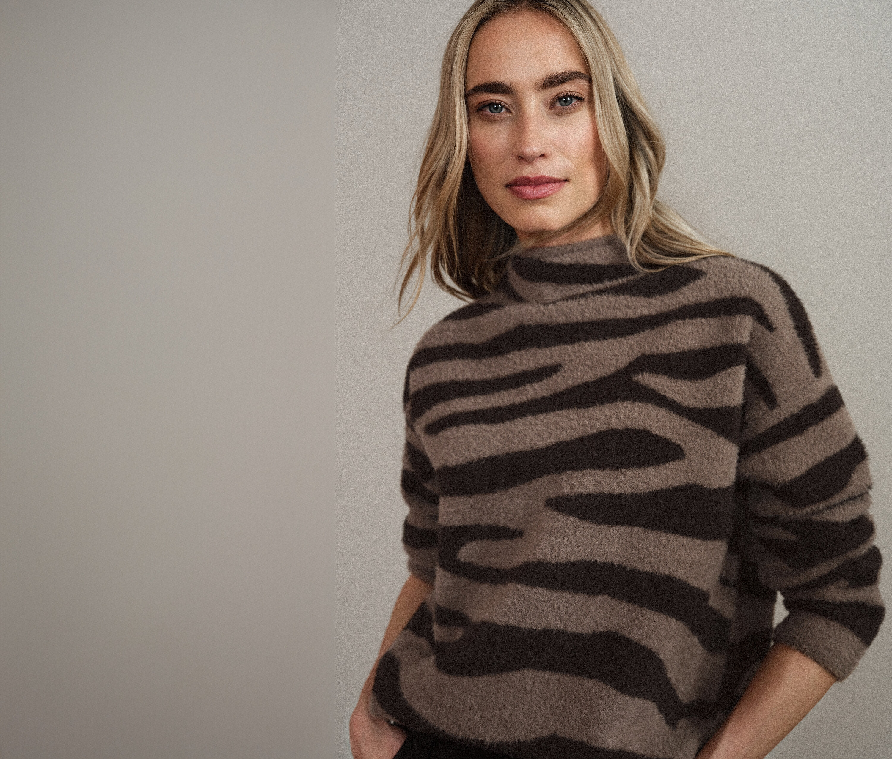 Frau trägt einen Street One Jacquard-Pullover mit Zebramuster.