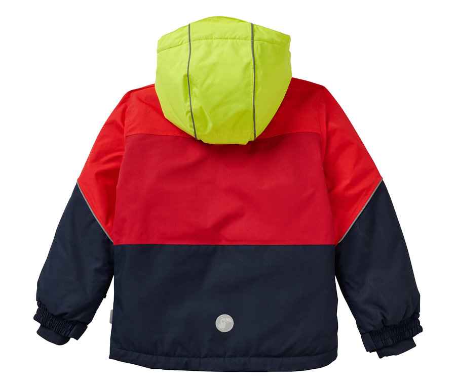 Rückansicht einer Kinderjacke mit Kapuze in den Farben: neongelbe Kapuze, roter oberer Teil und dunkelblauer unterer Teil.
