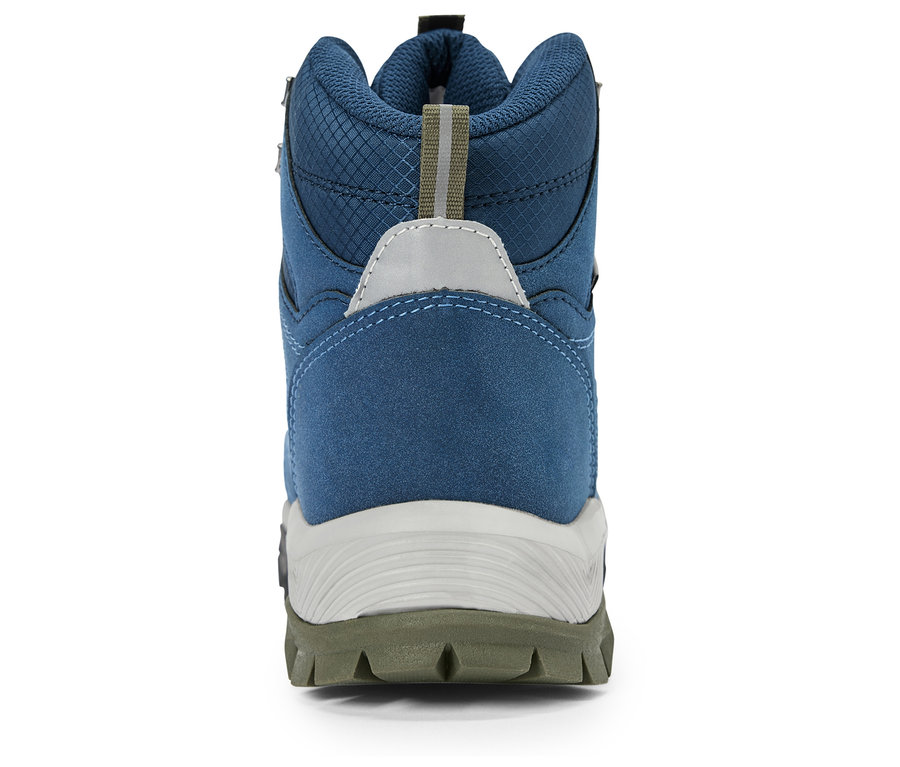 Detailansicht der Rückseite eines blauen Wanderstiefels mit grauer Sohle.