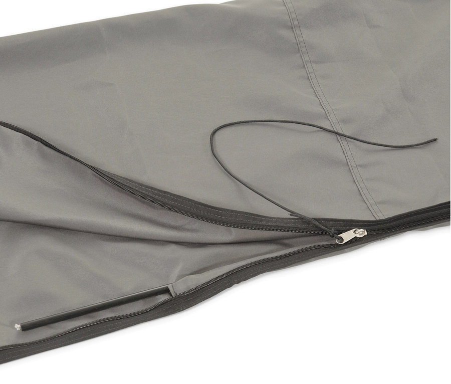 Detail einer grauen Hülle mit Reißverschluss und Kordelzug.