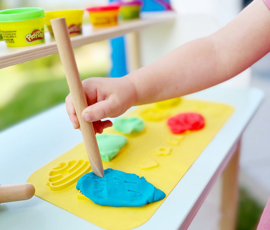 Kind spielt mit roba x Play-Doh Eisstand Knete.