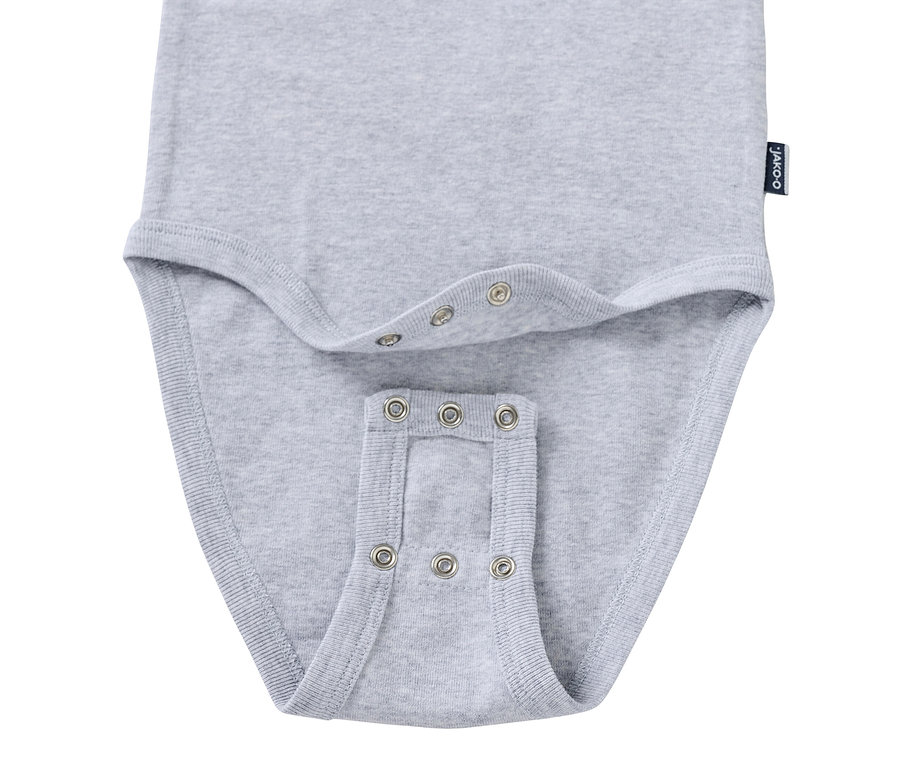 Detailaufnahme eines grauen Baby-Bodys mit Druckknöpfen der Marke Jako-O mit Mitwachsfunktion.