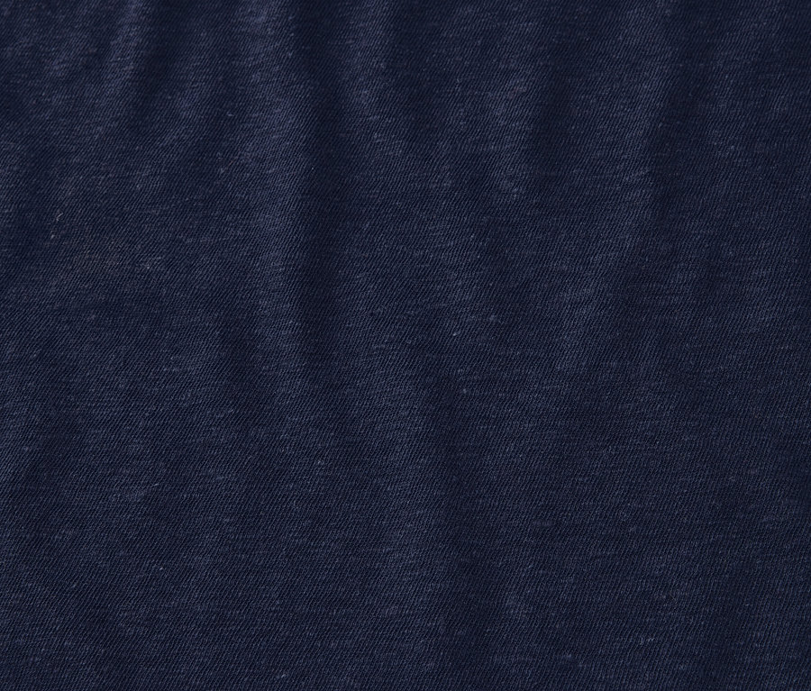 Detailaufnahme eines marineblauen Shirts aus Leinenmix.