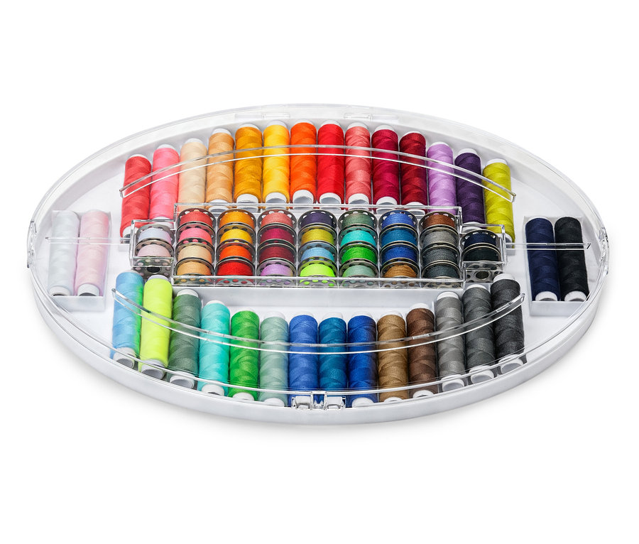 Ein Nähgarn-Set mit bunten Nähgarnen in einem durchsichtigen, ovalen Behälter.