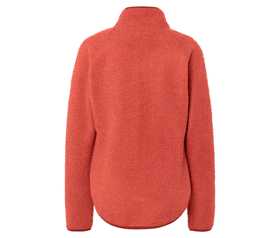 Detailansicht der Rückseite einer korallenroten Fleecejacke mit langen Ärmeln und Stehkragen.