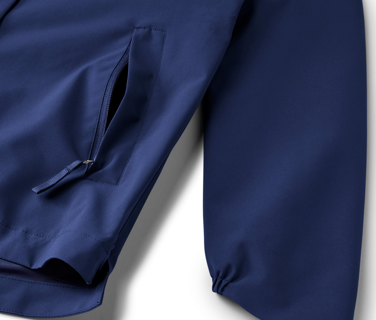 Detailaufnahme einer blauen Funktions-Outdoorjacke.