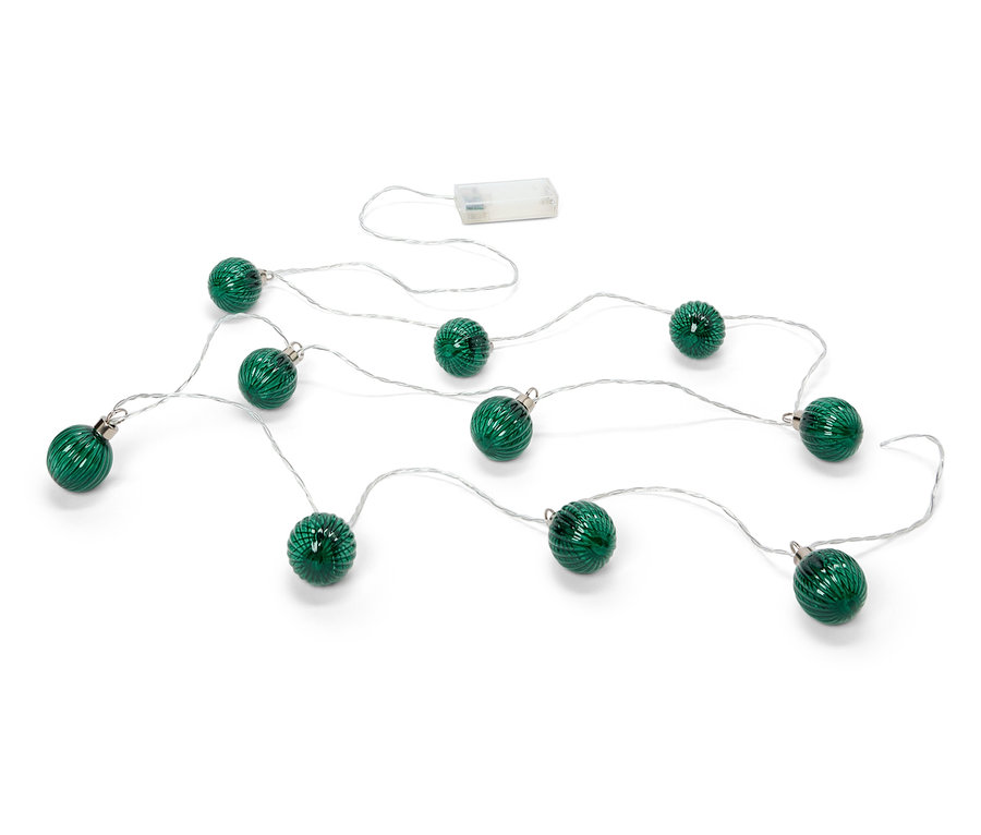 Eine Lichterkette mit zehn grünen Kugeln und einem Batteriefach auf weißem Hintergrund.