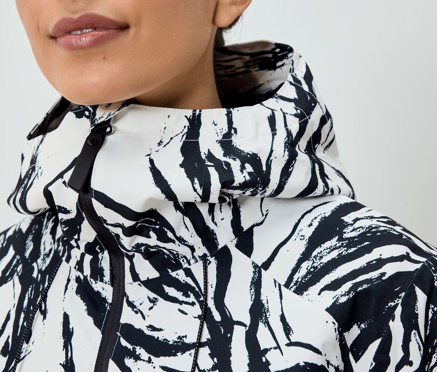 Detail einer Damenjacke mit Zebra-Muster.