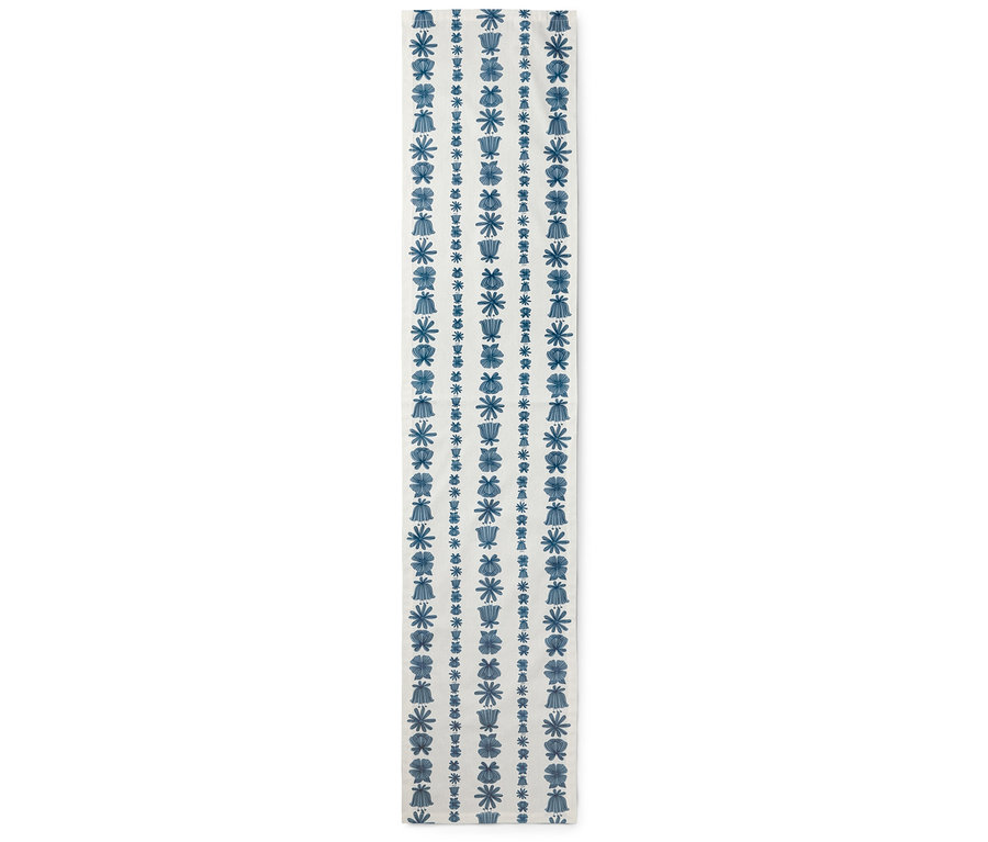 Weißer Tischläufer mit blauen geometrischen Mustern.
