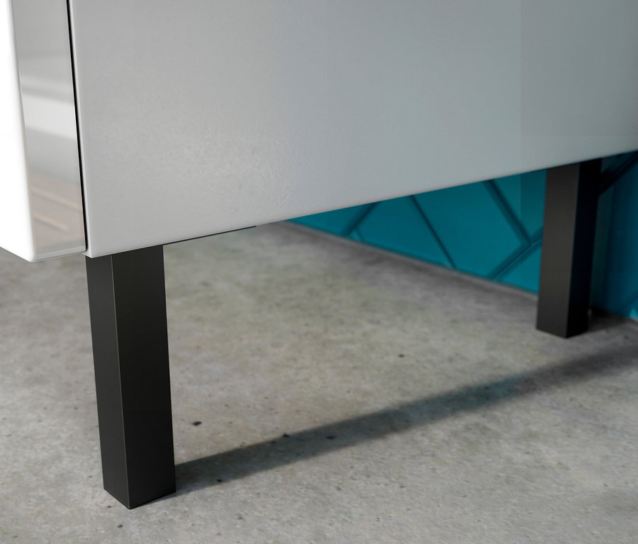 Detailansicht eines weißen Hochschranks »Salinas« mit schwarzen Füßen auf einem grauen Boden.