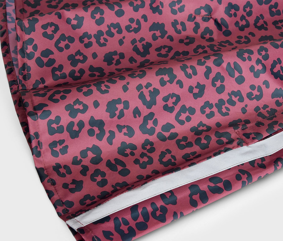Detailansicht eines Kinder-Regenponchos, rosa mit Alloverprint.