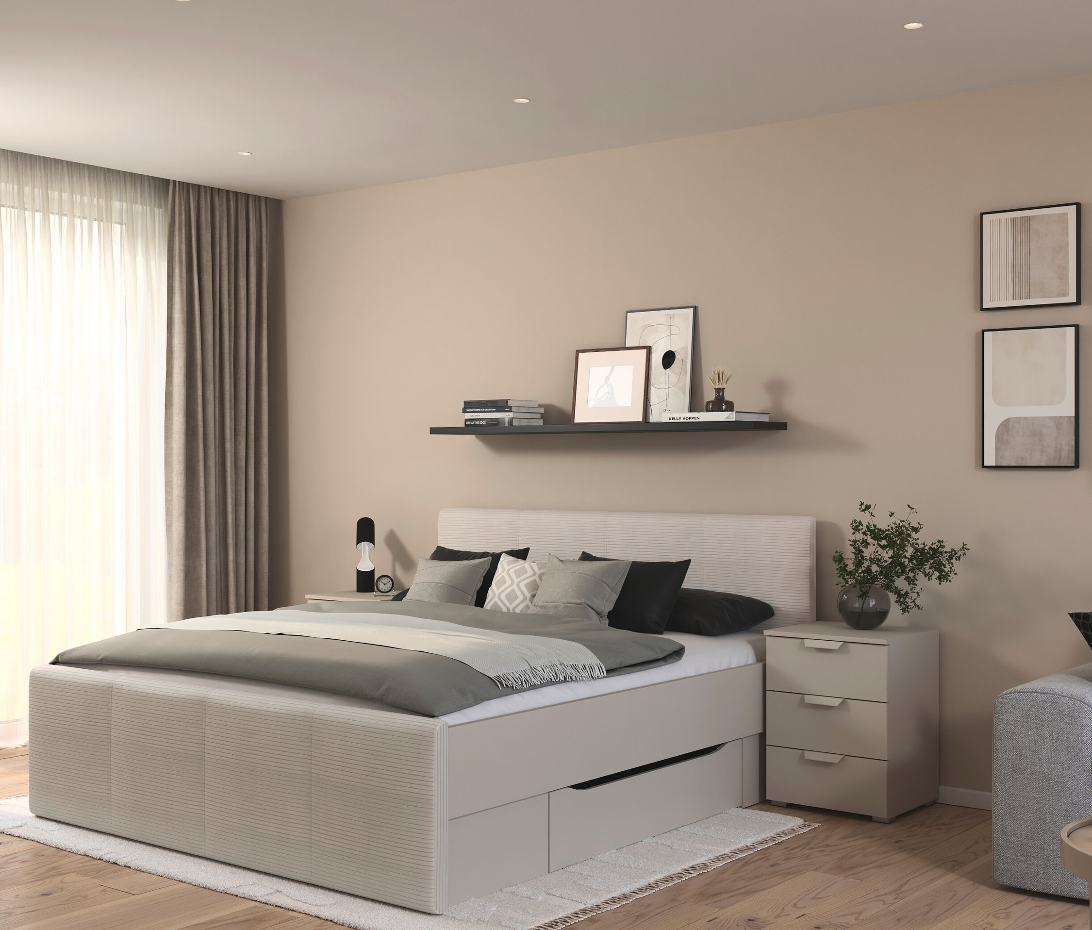 Schlafzimmer mit beigem Rauch Bett »Holga«, Nachttisch und Deko.