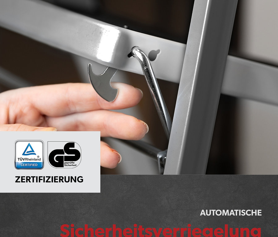 Eine Hand bedient den Mechanismus eines Klapptritts, 3-stufig, anthrazit.