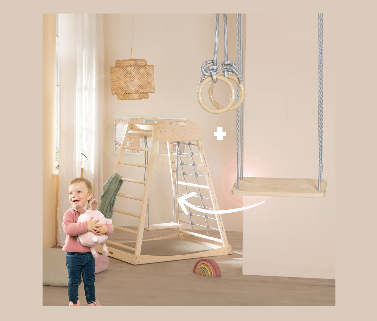 Kleinkind hält Plüschhase vor roba Indoor-Spielturm.