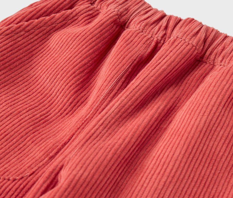 Detail einer roten Kinder-Cordhose mit Gummizug.