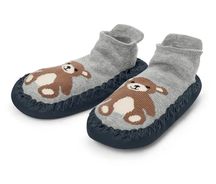 Zwei graue Krabbelschuhe mit braunem Bärenmotiv auf dunkelblauer Sohle.