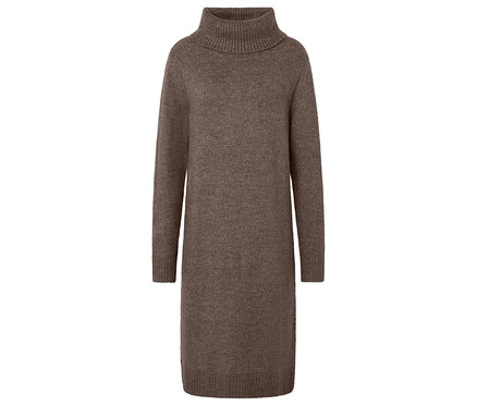 Braunes Strickkleid mit Rollkragen.