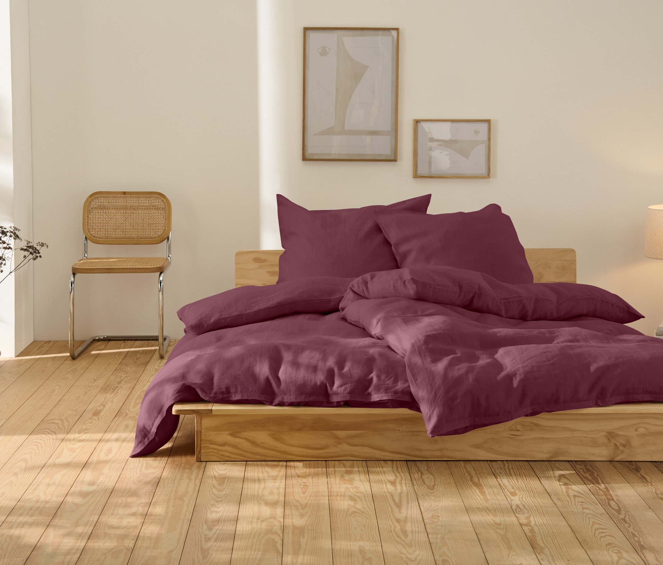 Bett mit Leinen-Bettwäsche, Beere, Normalgröße.