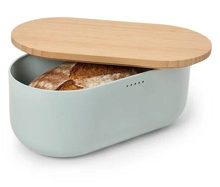 Brot in einem blau-grauen Brotkasten mit Bambusdeckel.