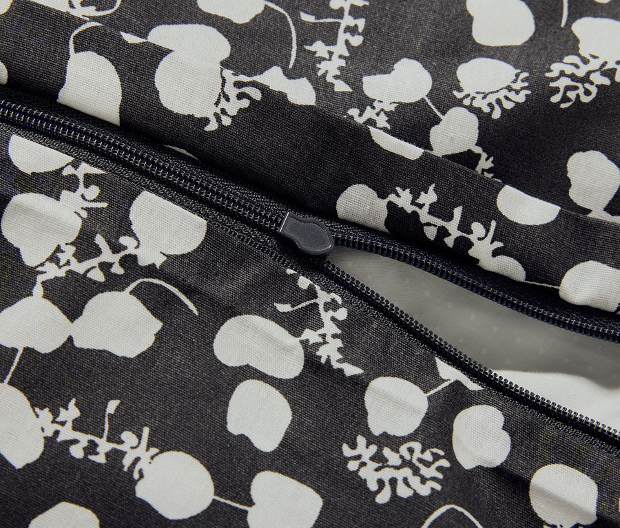 Detailaufnahme eines schwarz-weissen Bettbezugs mit Reissverschluss.