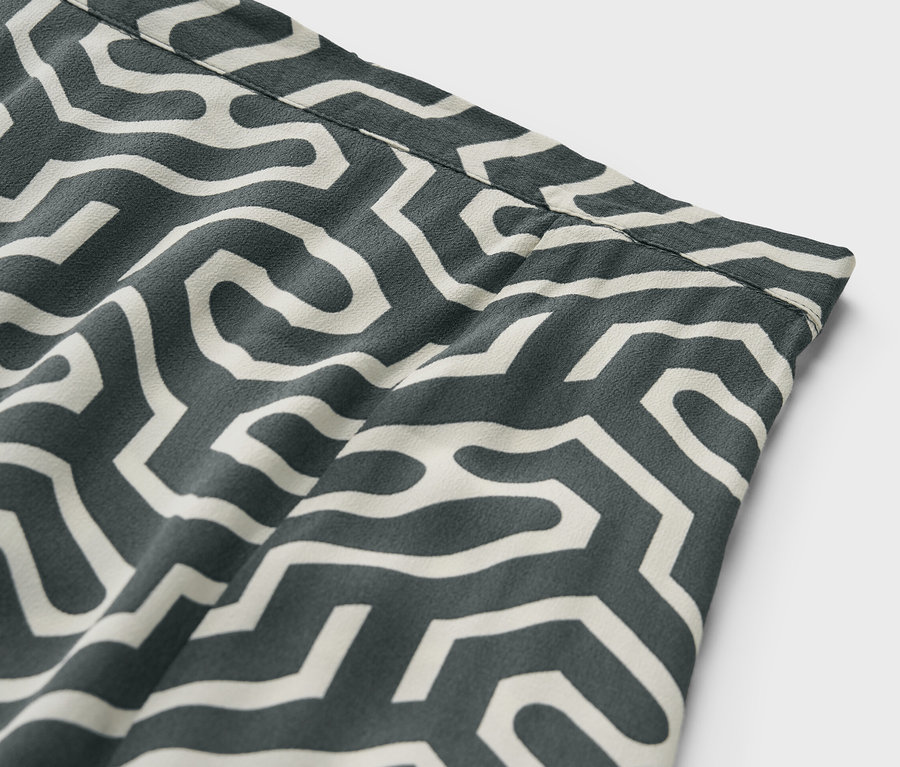 Detailansicht eines bedruckten Midirocks.