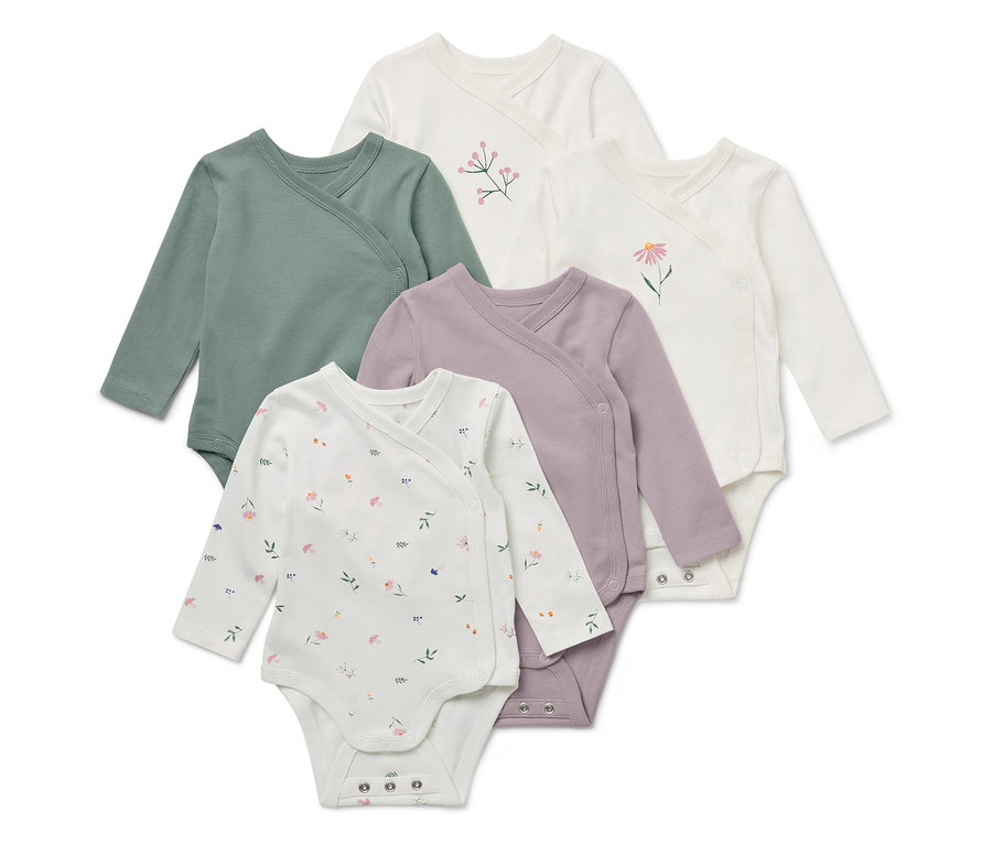 Fünf langärmlige Baby-Wickelbodys in Grün, Lila und Weiß mit Blumenmustern.