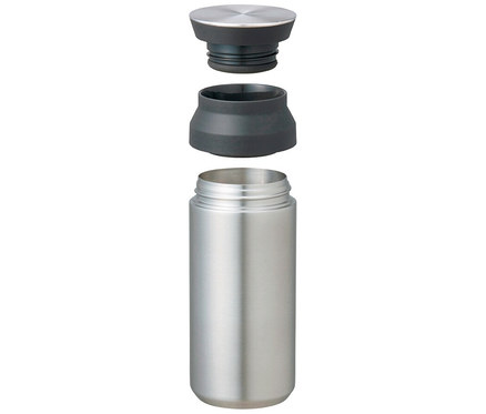Zerlegte silberne Thermosflasche mit schwarzem Deckel und Mittelteil vor einem weißen Hintergrund.