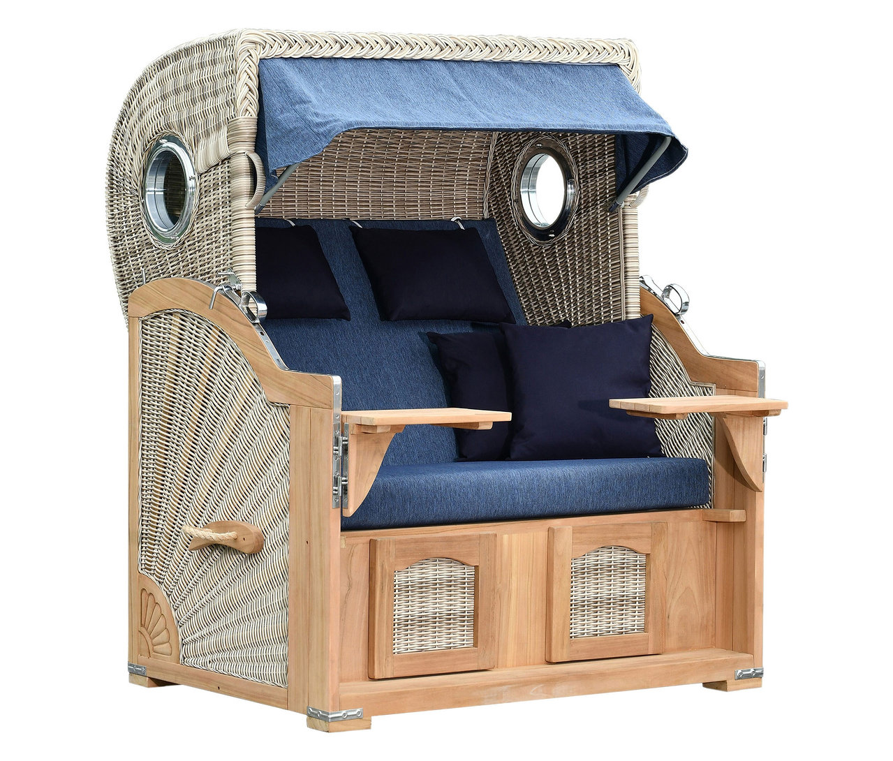 Strandkorb aus Korbgeflecht mit blauen Kissen und Markise.