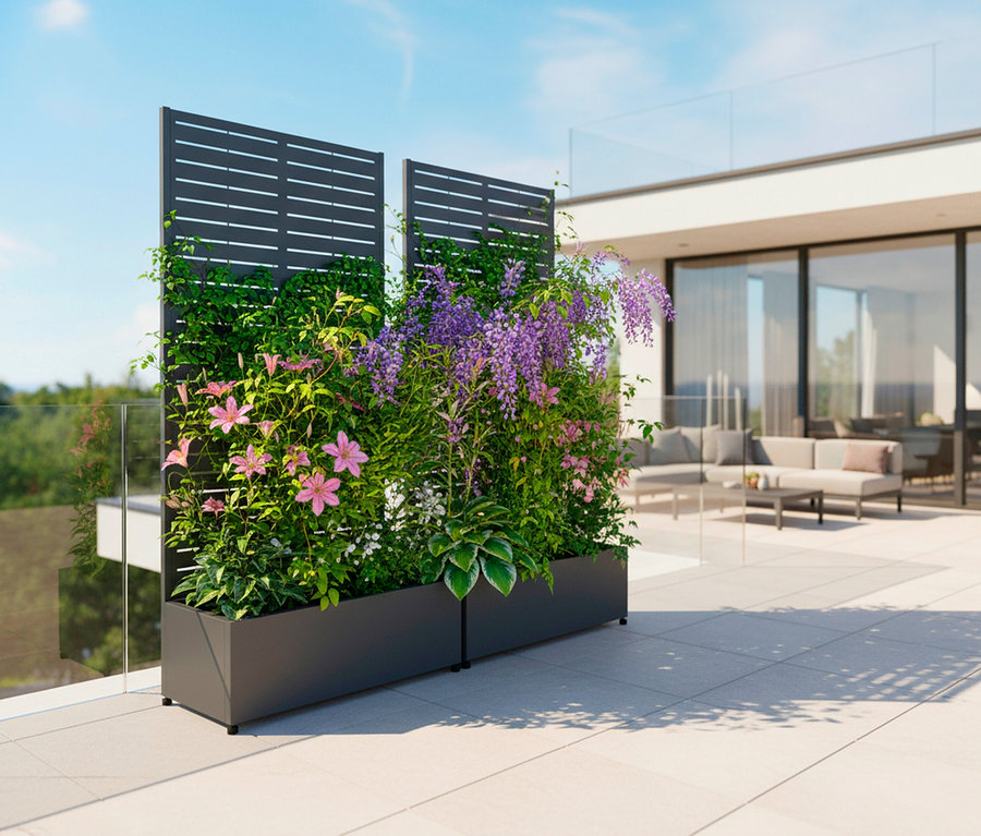 Zwei graue Sichtschutze mit Pflanzkästen (90 x 184 x 42,5 cm) stehen bepflanzt auf einer Terrasse.