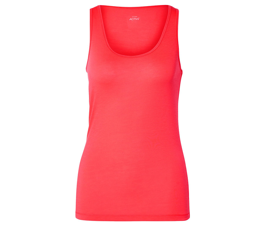 Ein korallrotes Tanktop mit rundem Ausschnitt liegt auf einem weißen Hintergrund.