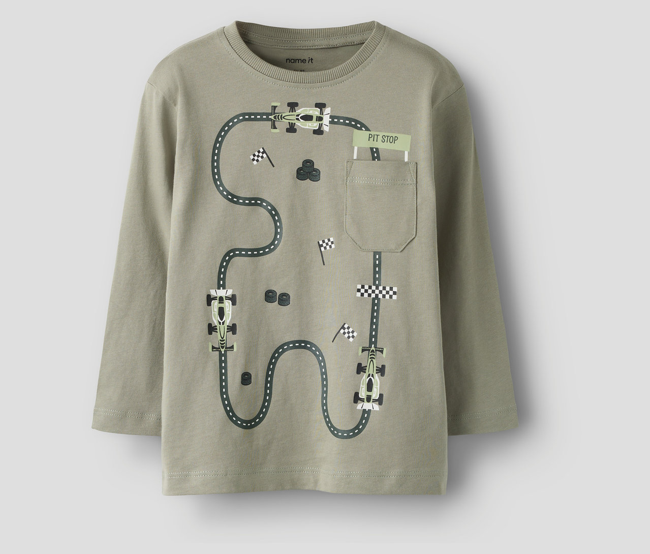 Ein grünes Langarmshirt mit einer Rennstrecke, Rennwagen und Zielflaggen. Es ist eines von zwei NAME IT Langarmshirts.