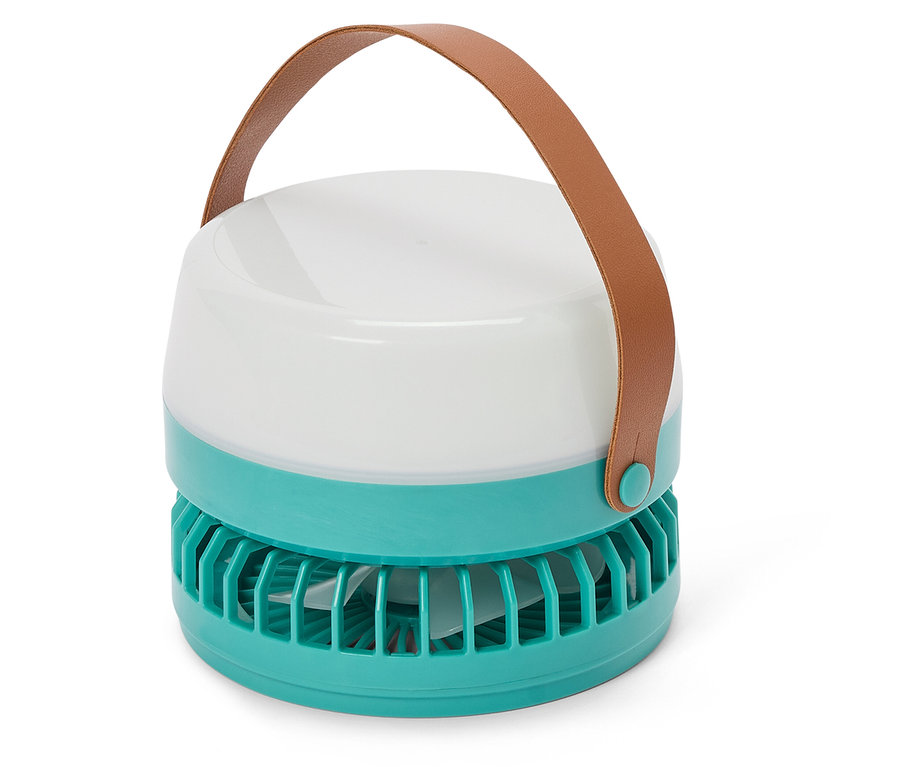 Ein tragbarer, aquamarinblauer Ventilator mit einem braunen Tragegriff aus Leder steht auf einer weißen Oberfläche.