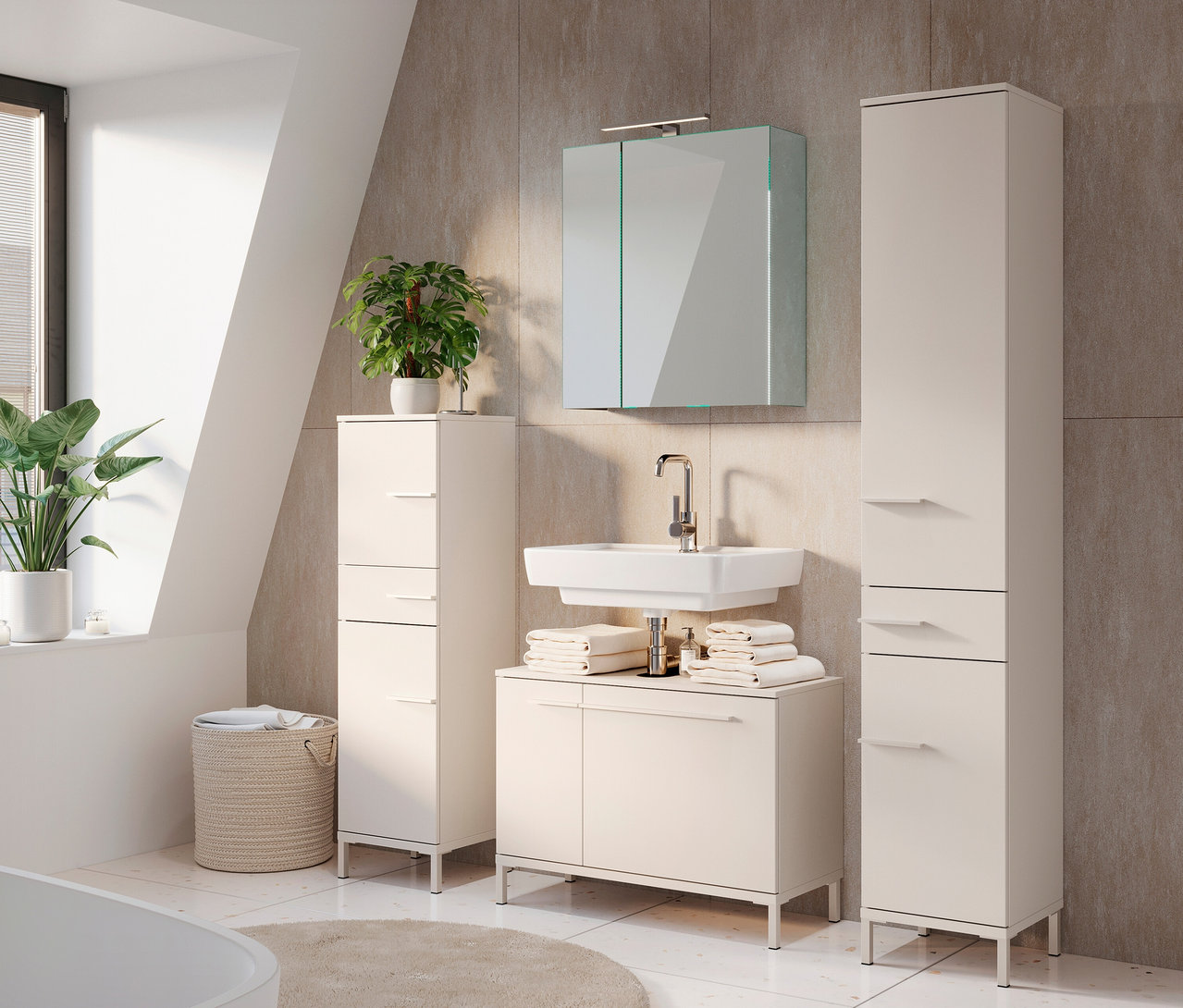 Badezimmeransicht mit Waschbecken, Spiegel und Hochschrank »Laurino«.