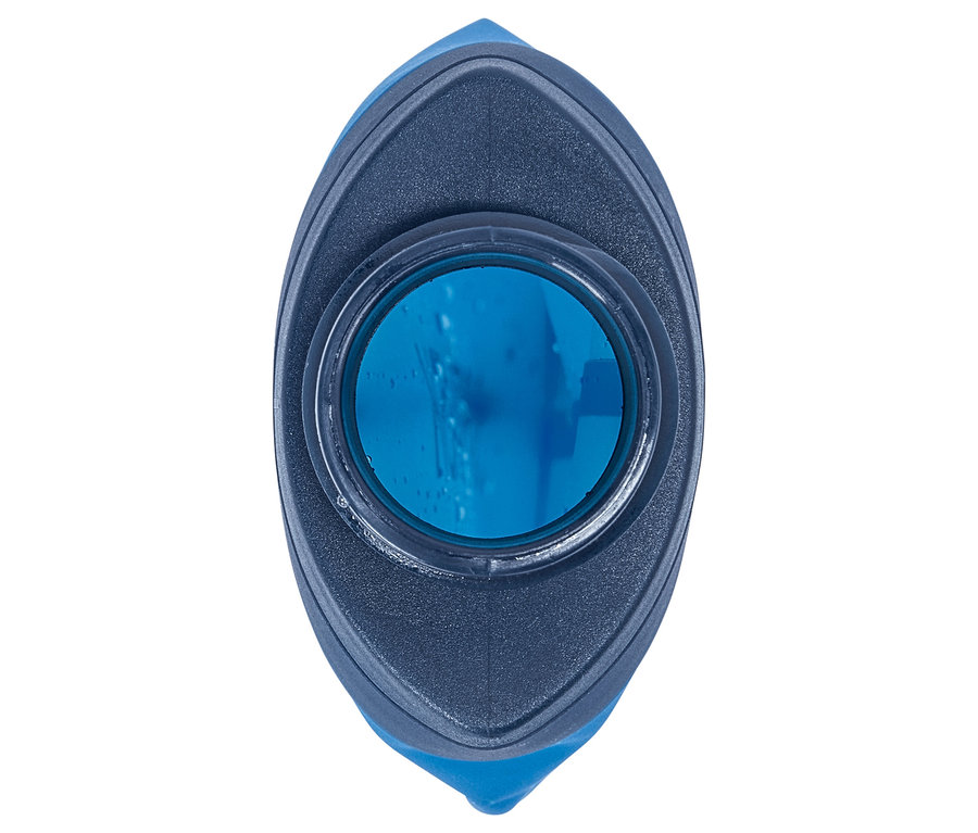 Draufsicht auf eine blaue Trinkflasche mit dunklem Deckel, gefüllt mit blauem Wasser.