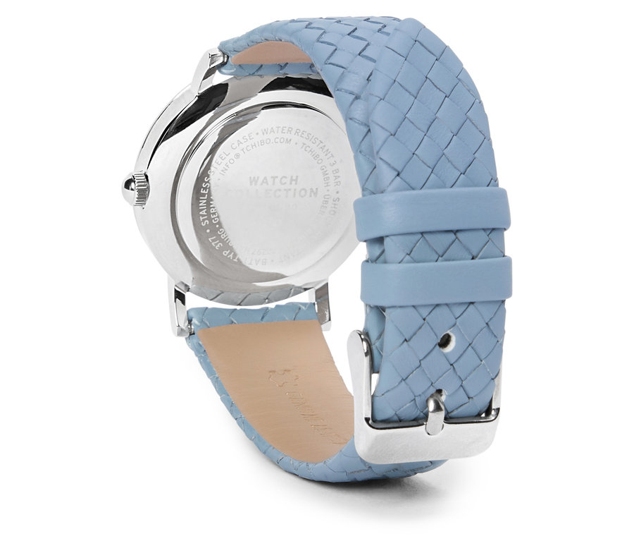 Nahaufnahme einer silbernen Armbanduhr mit hellblauem, geflochtenem Armband.