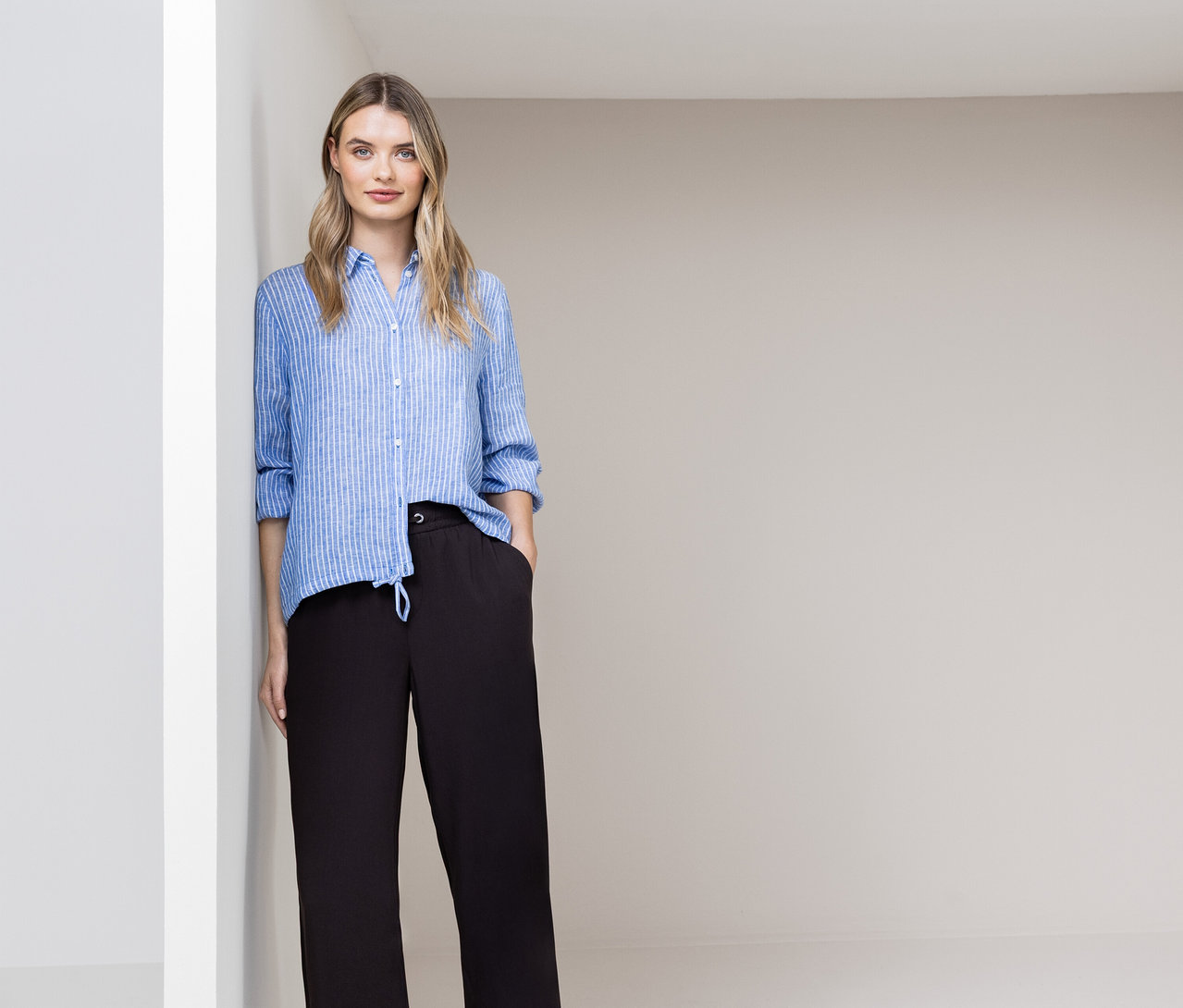 Frau posiert in blau gestreifter Bluse und brauner Street One 7/8-Culotte »EMMA«.