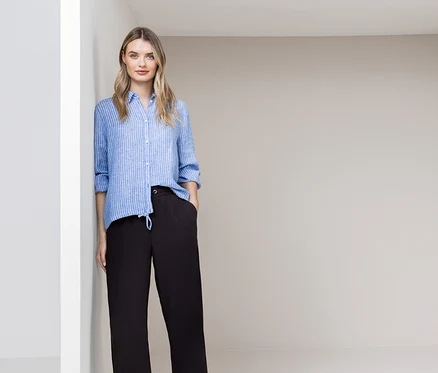 Frau posiert in blau gestreifter Bluse und brauner Street One 7/8-Culotte »EMMA«.