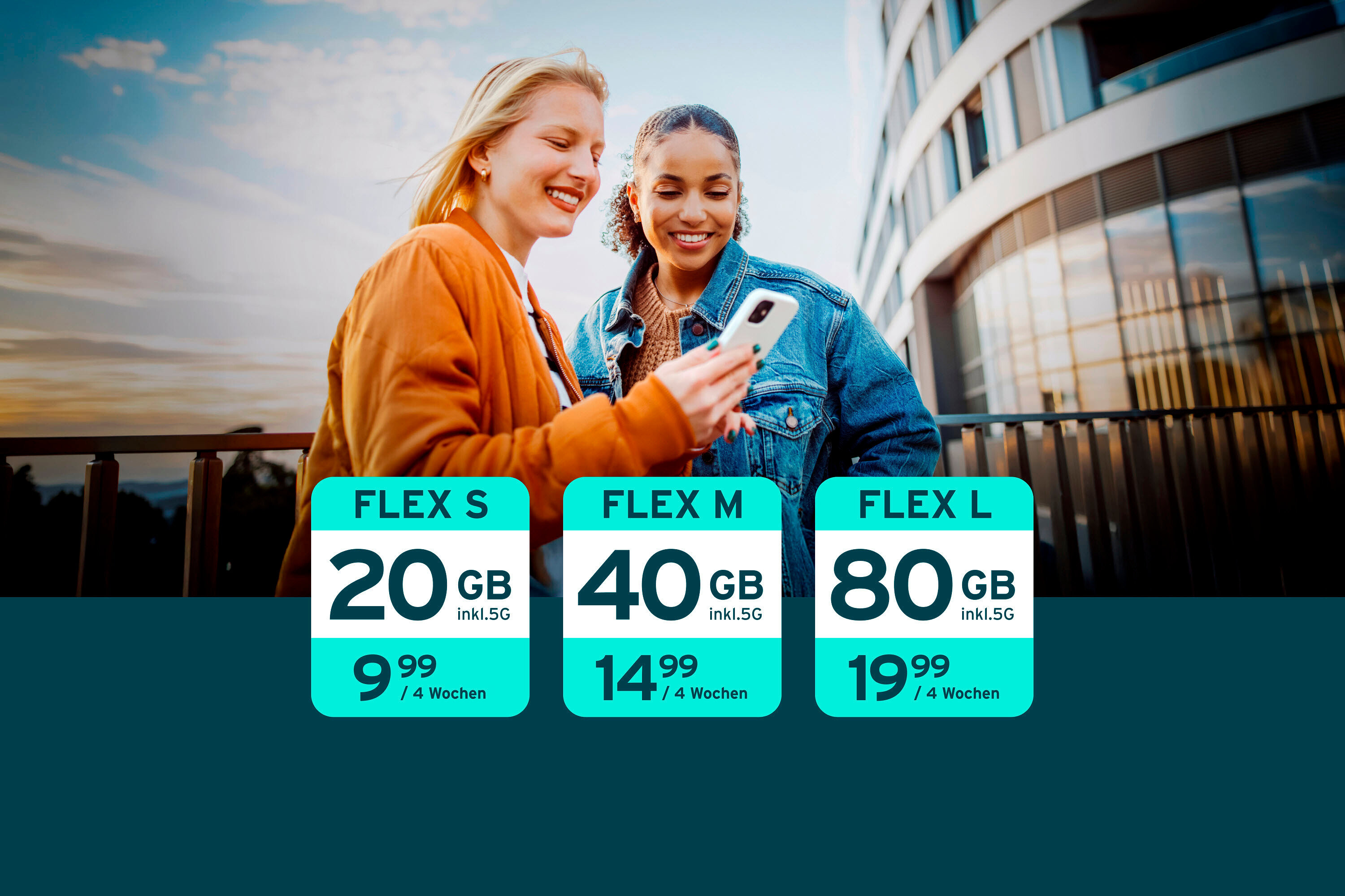 Zwei Frauen schauen auf ein Handy vor einem Gebäude. Darunter sind die Tarife FLEX S, M und L mit 20, 40 und 80 GB.