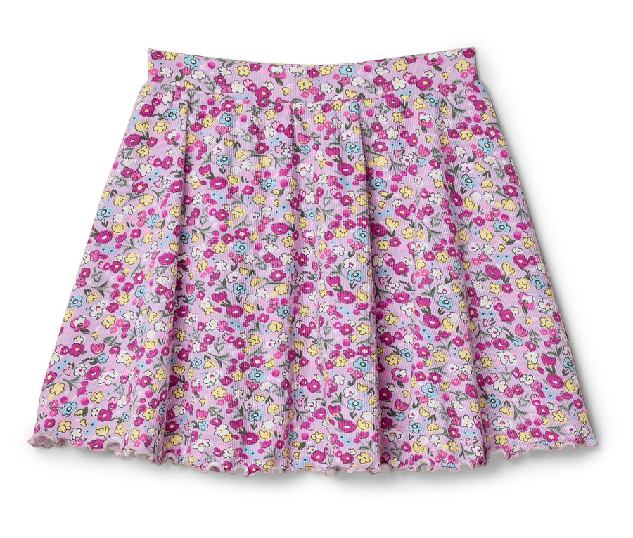 Ein rosafarbener Rock mit Blumenmuster liegt auf einem weißen Hintergrund.