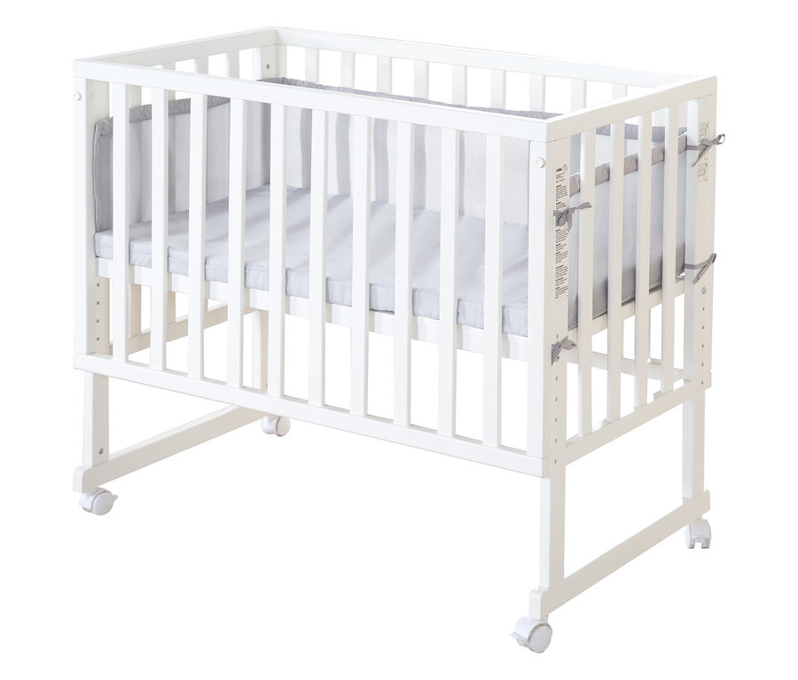 Weißes roba 3-in-1-Stuben-Beistellbett mit grauer Polsterung und Rollen.