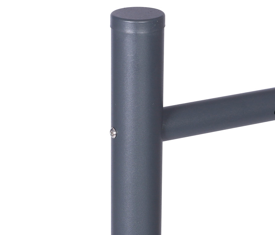 Detailansicht eines grauen Metallregals mit Schraube.