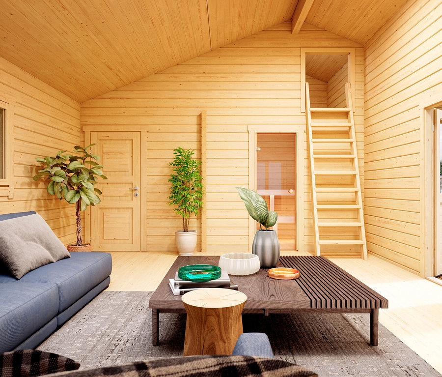 Inneneinrichtung eines Holzhauses mit Couch, Tisch und Pflanzen.