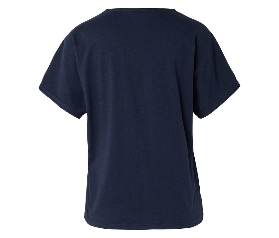 Nahaufnahme der Rückseite eines marineblauen T-Shirts.