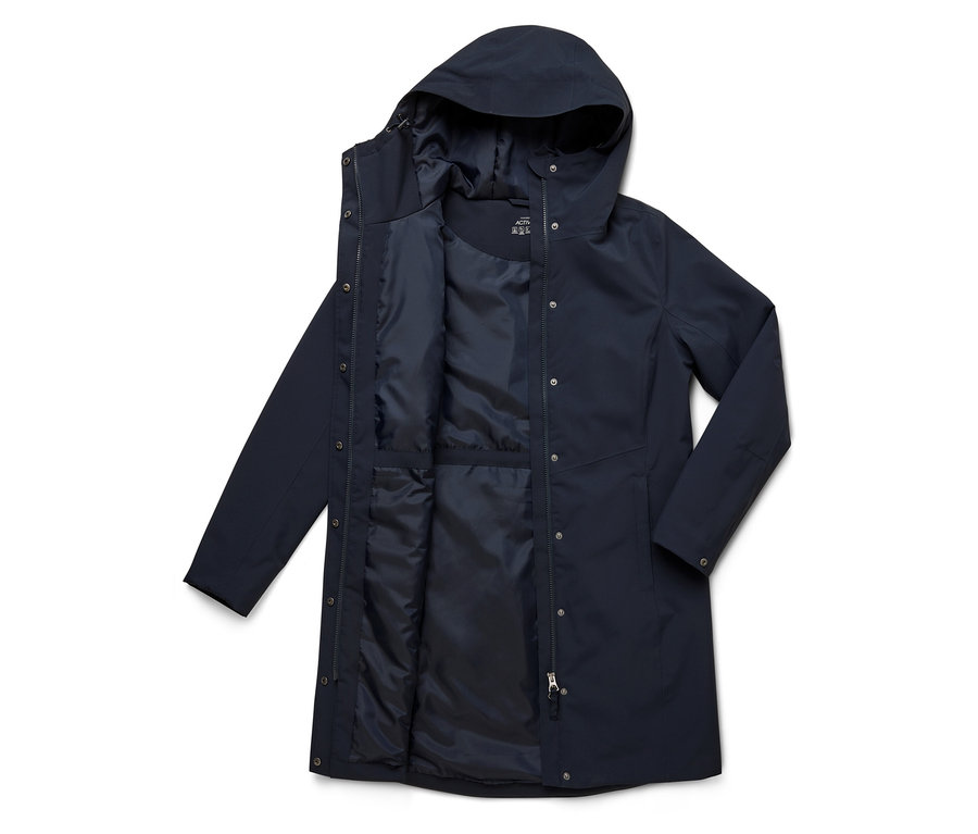 Dunkelblaue, offene Regenjacke mit Kapuze, Reißverschluss und Knöpfen liegt auf weißem Grund.
