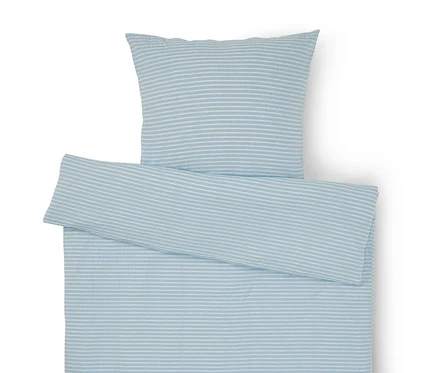 Draufsicht auf ein hellblau gestreiftes Bettwäsche-Set mit Kissenbezug und Bettbezug.